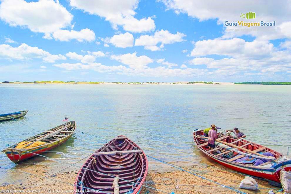 Imagem de barcos na bela Praia do Portinho.